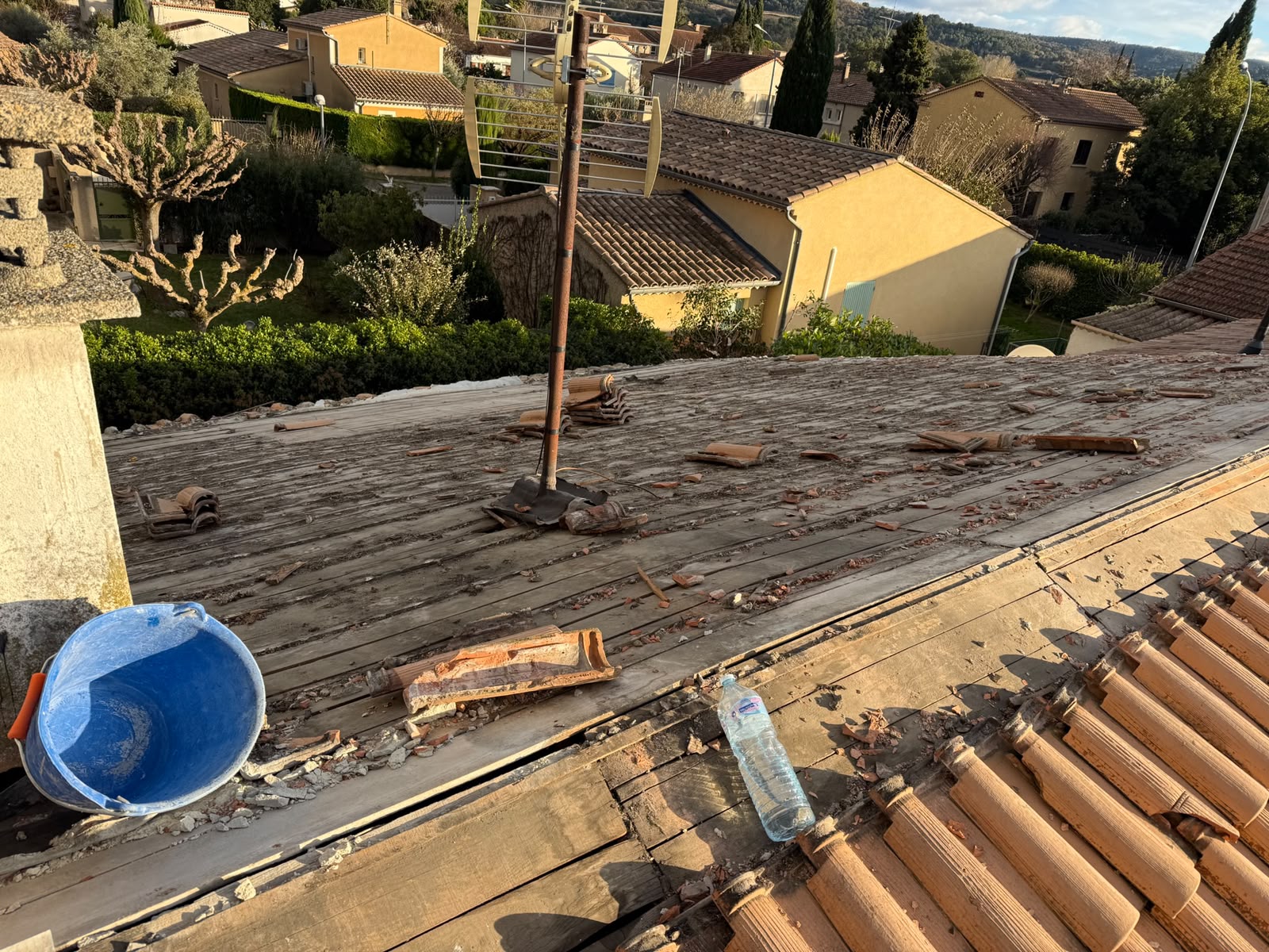 Chantier de dépose de tuiles sur une toiture en Vaucluse