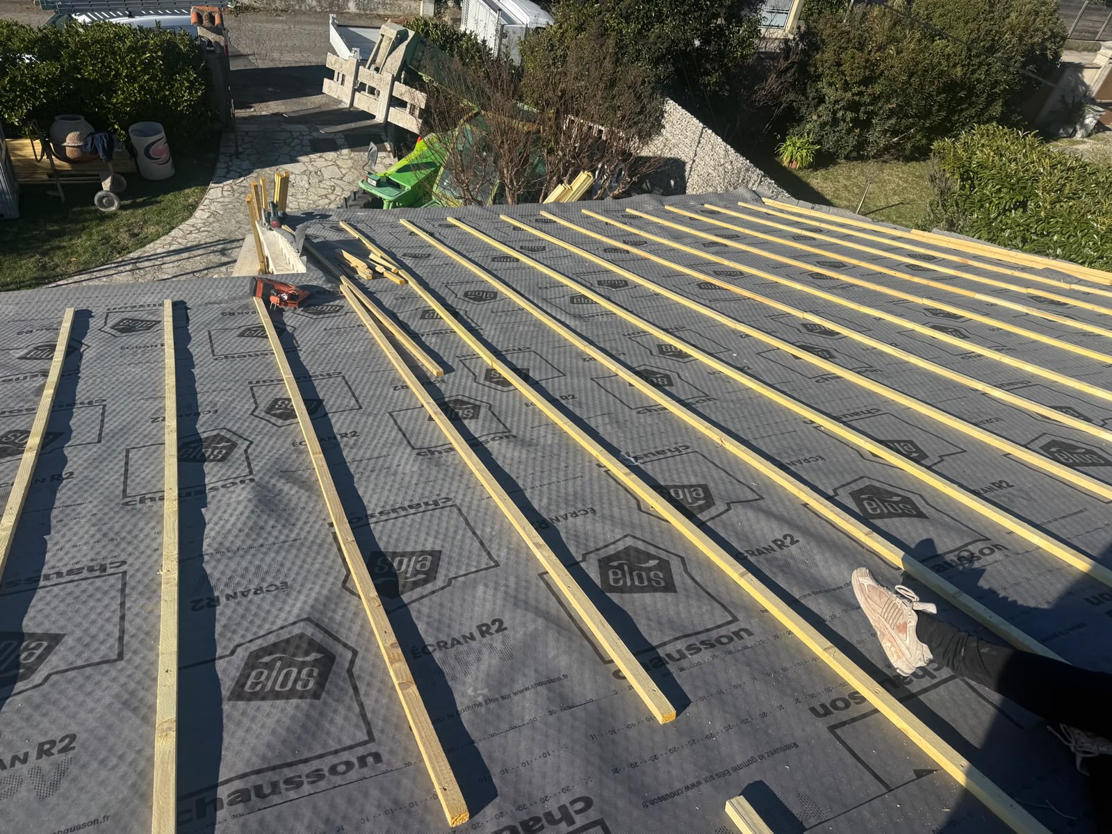 Pose d'un écran de sous-toiture et d'un liteaunage neuf par HD Rénovation