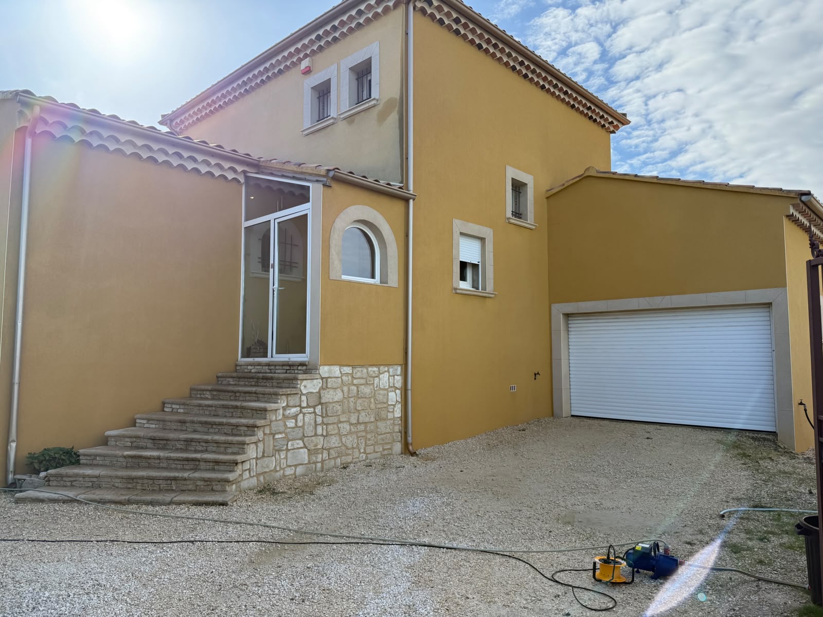 Façade en enduit jaune après nettoyage par HD Rénovation
