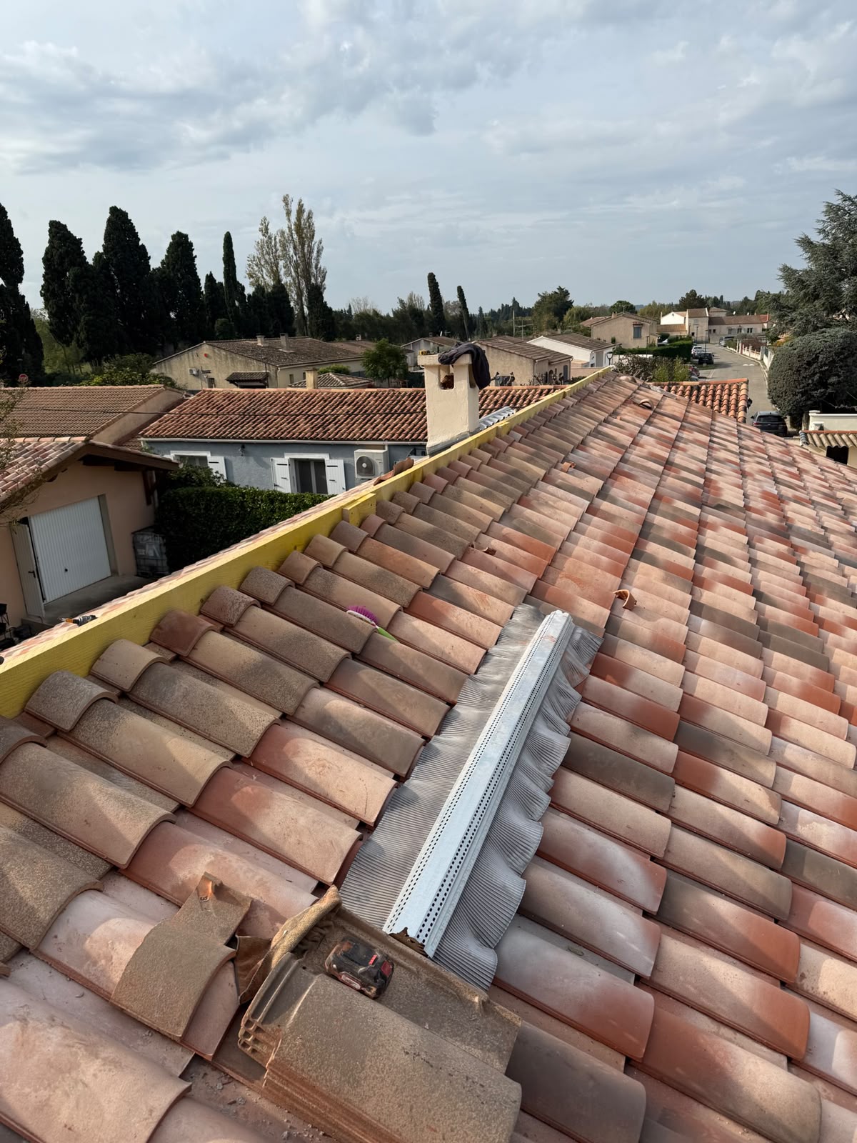 Closoir ventilé posé en faîtage sur une toiture en tuiles