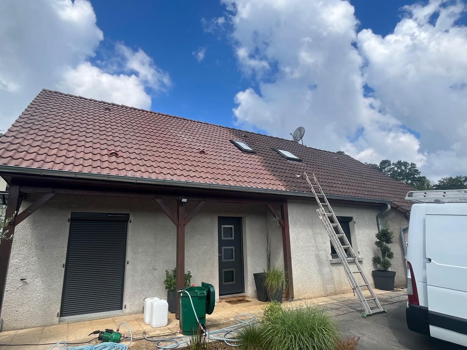 Toiture en tuiles nettoyée par HD Rénovation dans le Vaucluse